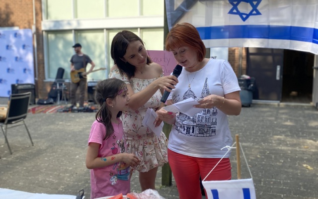 Hundreds gather for London BBQ supporting Israel | 