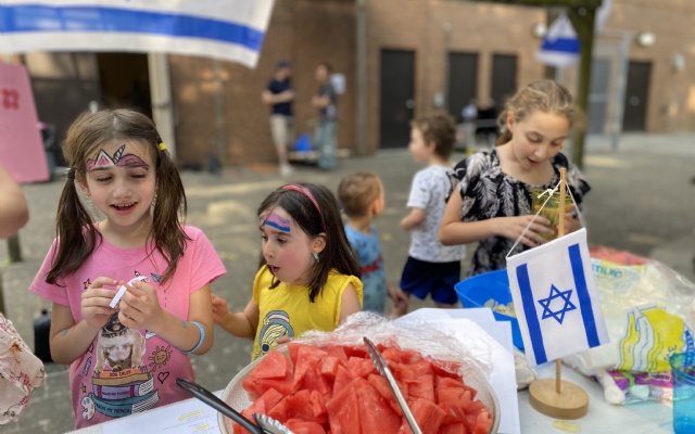 Hundreds gather for London BBQ supporting Israel | 